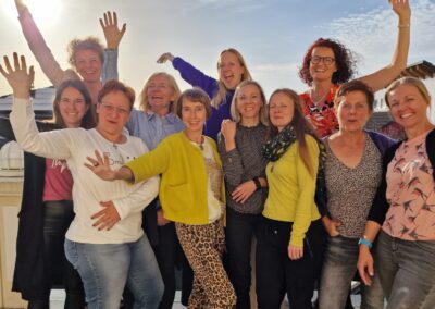 Isabel Ihm, NLP-Premium-Trainerin, umringt von fröhlichen Teilnehmerinnen