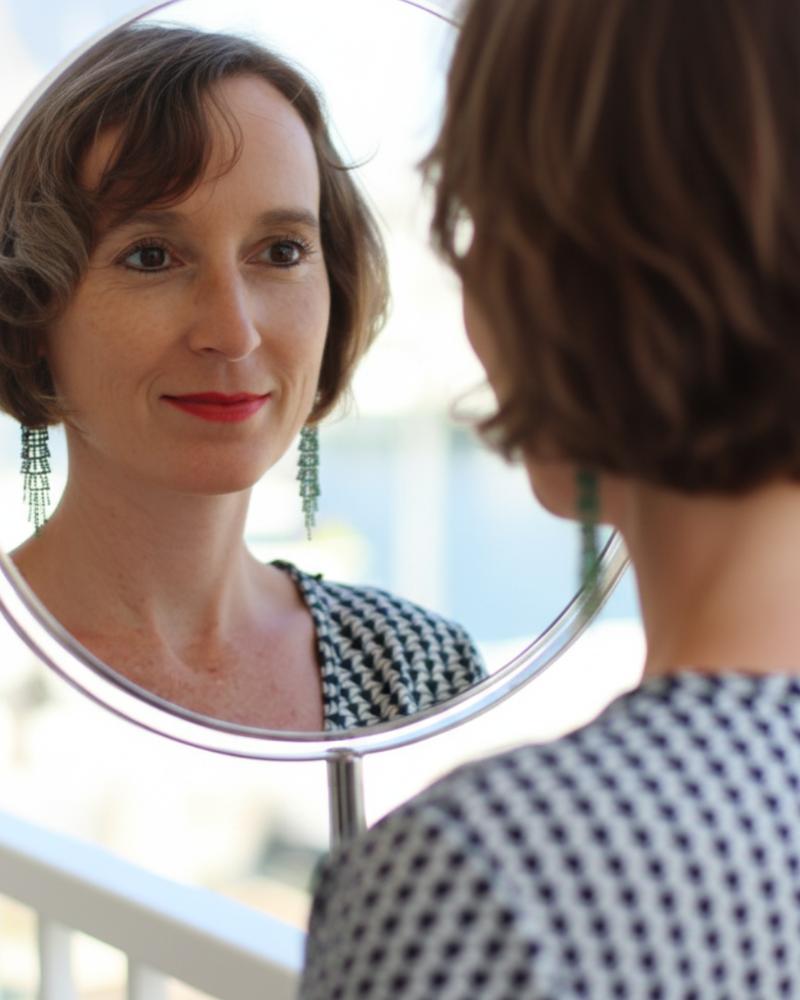 Isabel Ihm blickt sich in einem Spiegel an