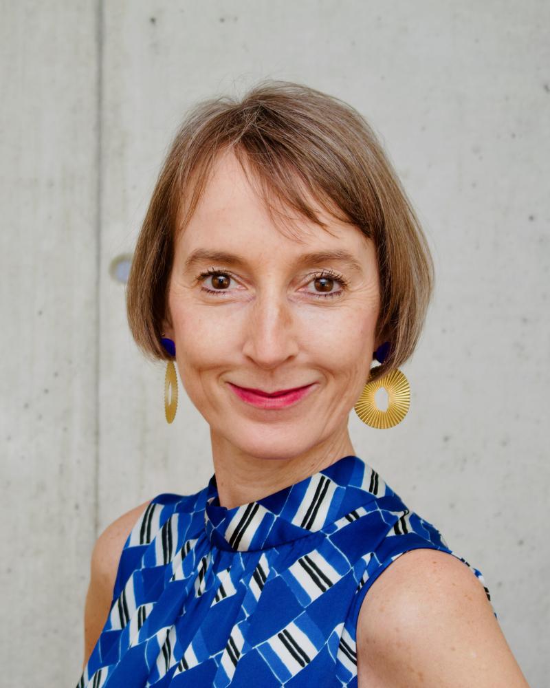 Ein Paar lächelt den Betrachtenden an