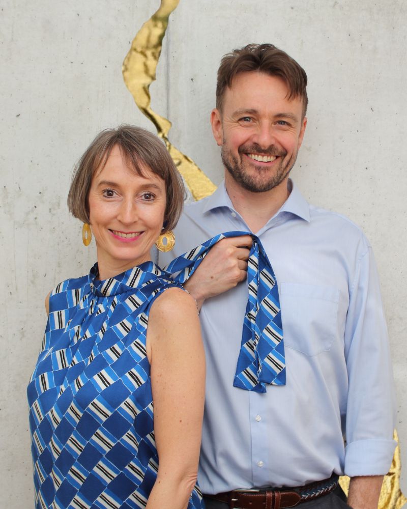 Ein Paar lächelt gemeinsam den Betrachtenden an