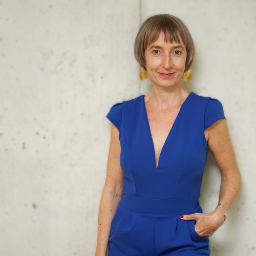 Isabel Ihm, Inhaberin der ihmotion Akademie vor einer Betonwand