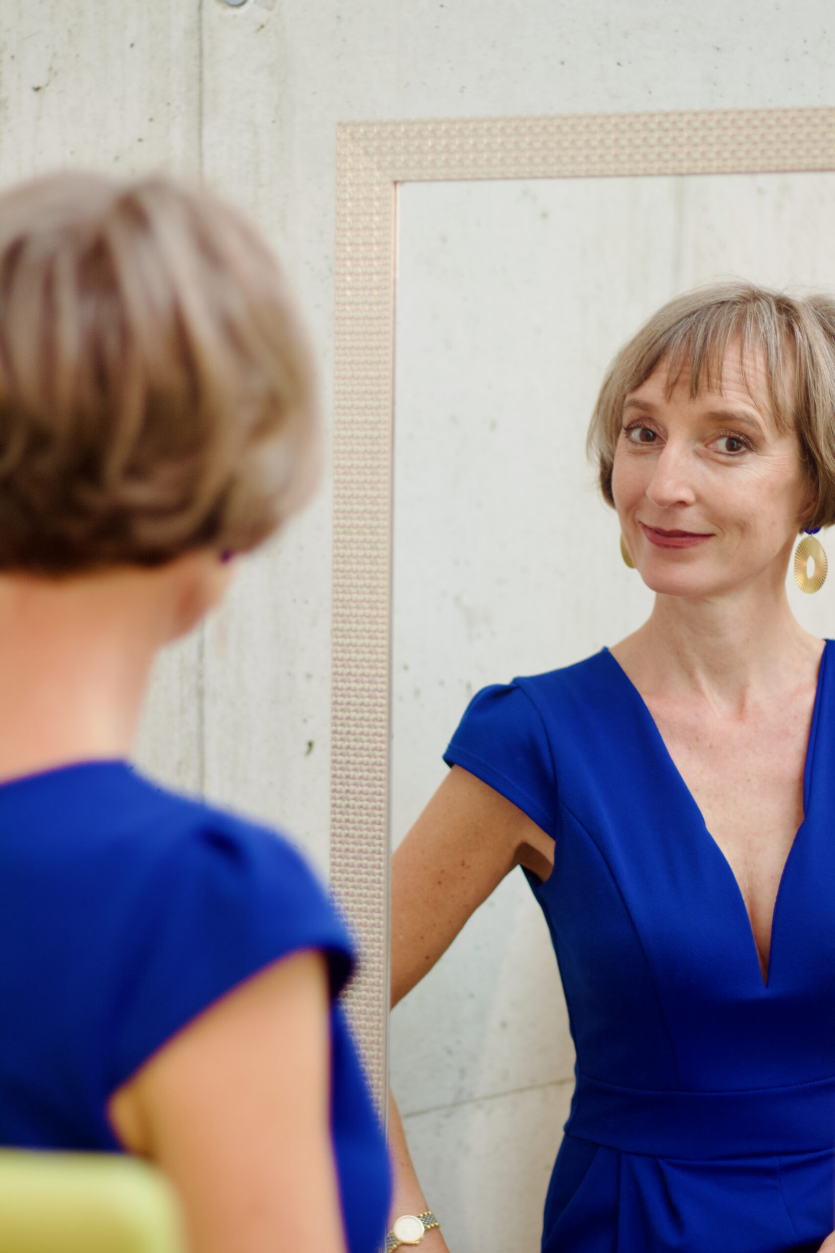 Isabel Ihm blickt sich in einem Spiegel an