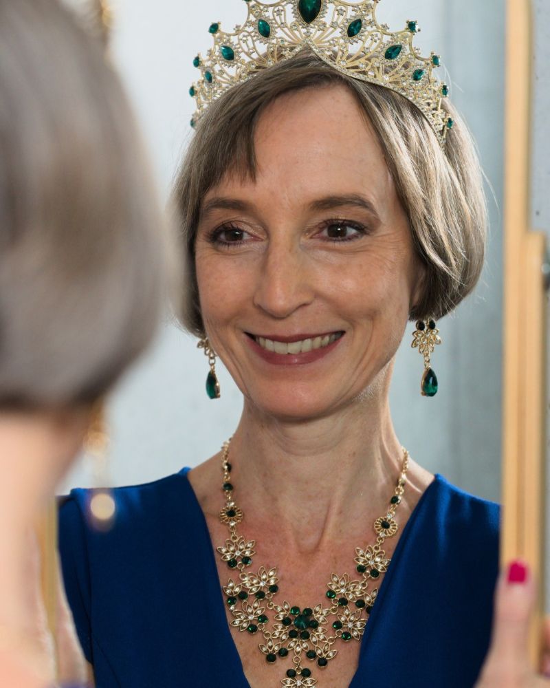 Isabel Ihm trägt eine Krone und betrachtet sich im Spiegel