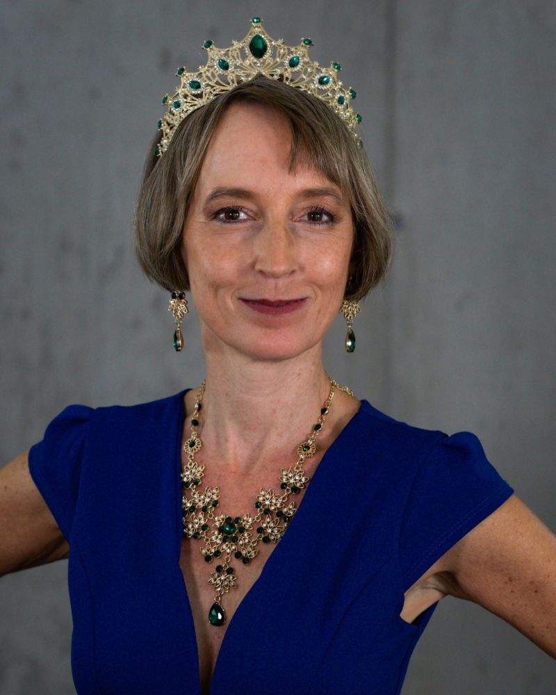 Isabel Ihm trägt eine Krone